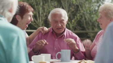  Kıdemli arkadaşlar çay içme