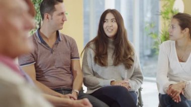 Onun sorunları hakkında kadın konuşuyor 