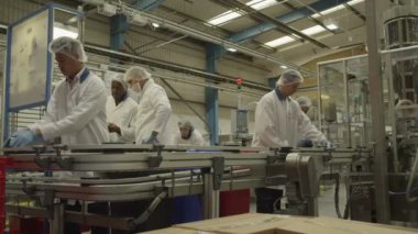 işçilerin bir üretim hattı