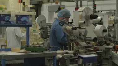 İşçiler fabrikada makine işletmek