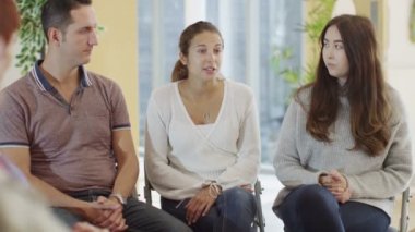 Onun sorunları hakkında kadın konuşuyor 