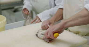 Bir deniz ürünleri işleme fabrikasında işçiler