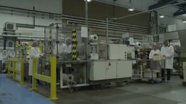 İşçiler üretim makine işletmek