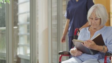 Yaşlı hasta için destek veren hemşire