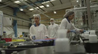 işçilerin bir üretim hattı