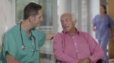 Yaşlı hasta için destek veren hemşire