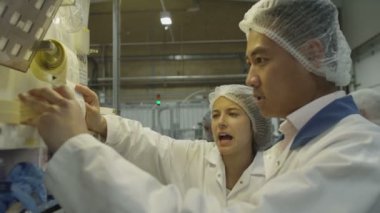 İlaç üretim tesisi iki işçi