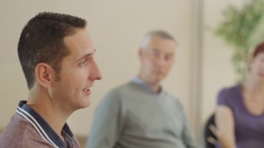  grup terapi seansı insanlarda 