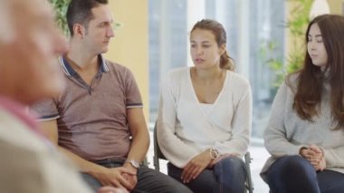 Onun sorunları hakkında kadın konuşuyor 