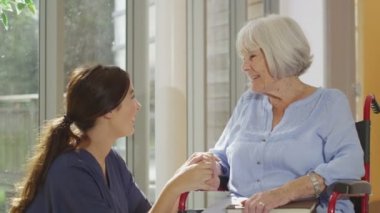 Yaşlı hasta için destek veren hemşire