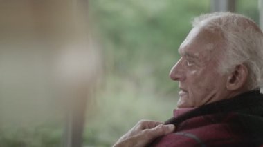 Cam kenarında oturan üst düzey adam