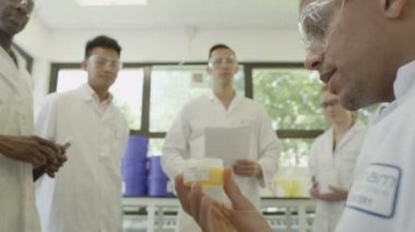 kozmetik üzerinde çalışan bilim adamları