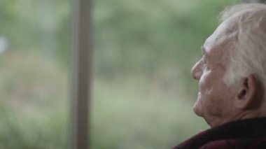 Cam kenarında oturan üst düzey adam