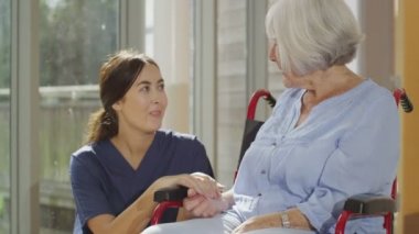 Yaşlı hasta için destek veren hemşire