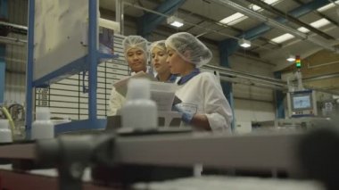 İşçiler üretim makine işletmek