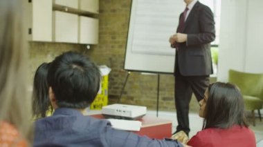  iş grubu beyin fırtınası bir toplantıda