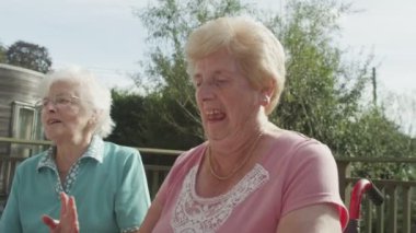  Kıdemli arkadaşlar çay bardağı ile sohbet