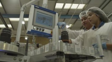 İlaç üretim hattında işçilerin