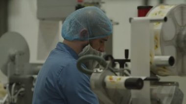 kozmetik üzerinde çalışan bilim adamı