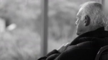 Cam kenarında oturan üst düzey adam