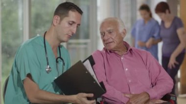 Yaşlı hasta için destek veren hemşire