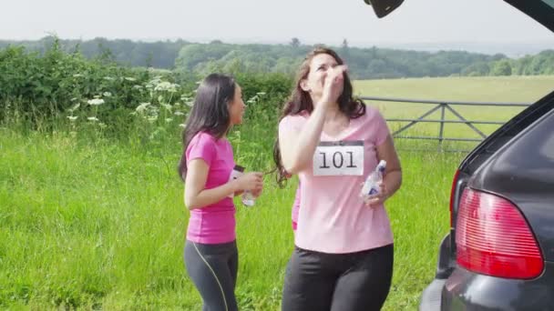 Vrienden nemen van een pauze tijdens de fitness — Stockvideo