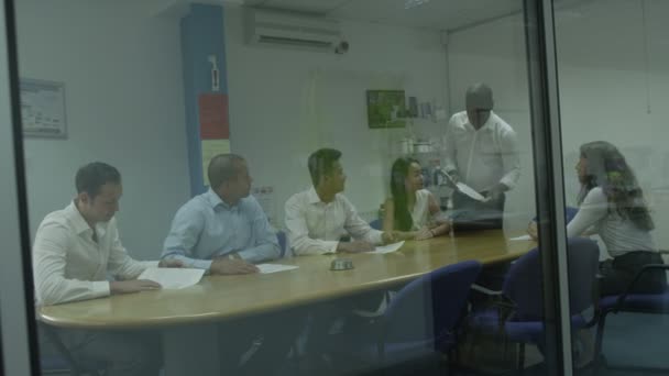 gens d'affaires discuter de projets 