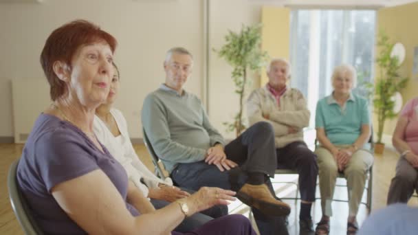 Pessoas em sessão de terapia de grupo — Vídeo de Stock