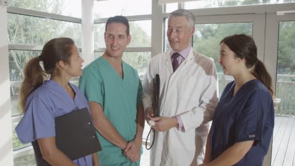 Улыбающаяся медицинская команда в больнице — стоковое видео