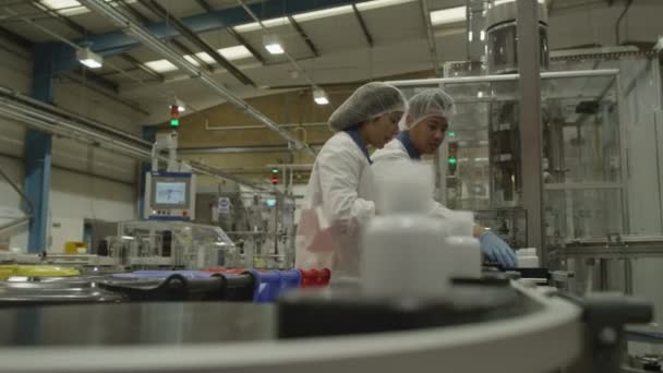 Trabalhadores operam máquinas de produção — Vídeo de Stock