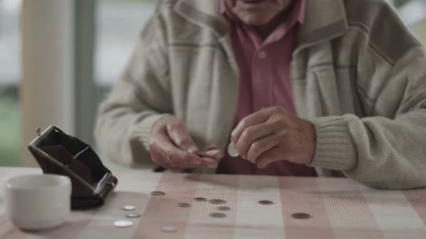 Senior homme essayant de compter les pièces — Video