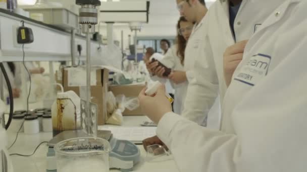 Cientistas que trabalham em cosméticos — Vídeo de Stock