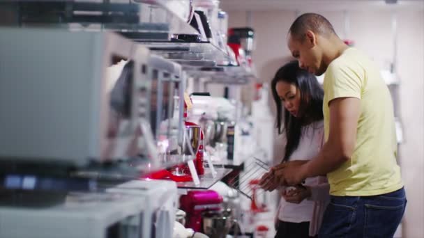 Casal de compras aparelhos de cozinha — Vídeo de Stock