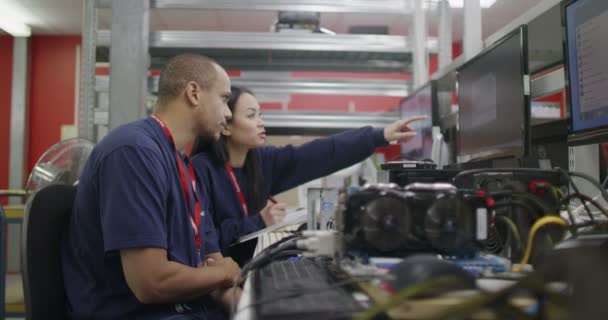 Trabajadores que trabajan en pruebas informáticas — Vídeos de Stock