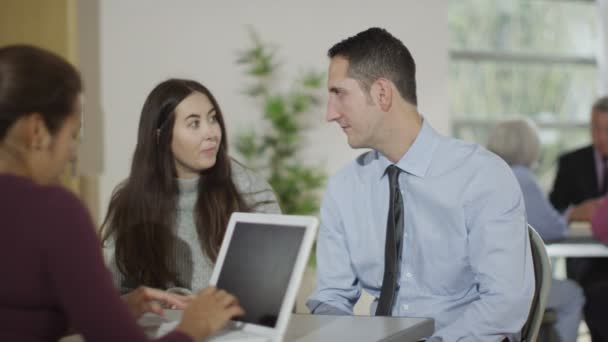 Pareja en reunión con asesor financiero — Vídeo de stock