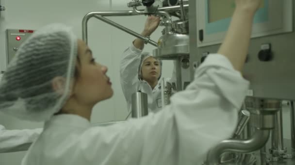 Las mujeres técnicas operan maquinaria de producción — Vídeo de stock