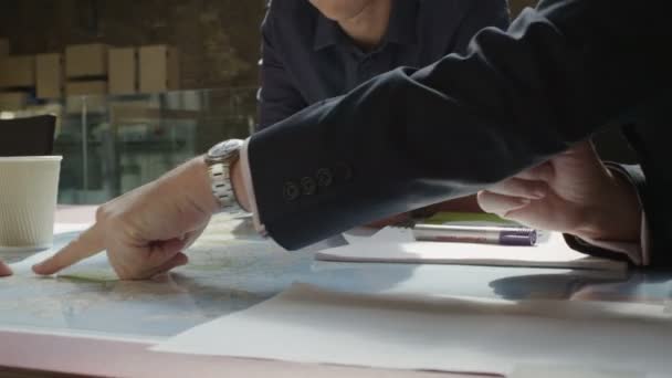 hommes d'affaires en réunion de stratégie 