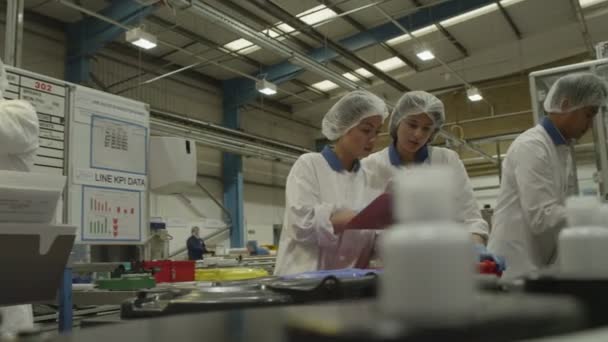 Trabajadores operan maquinaria de producción — Vídeo de stock