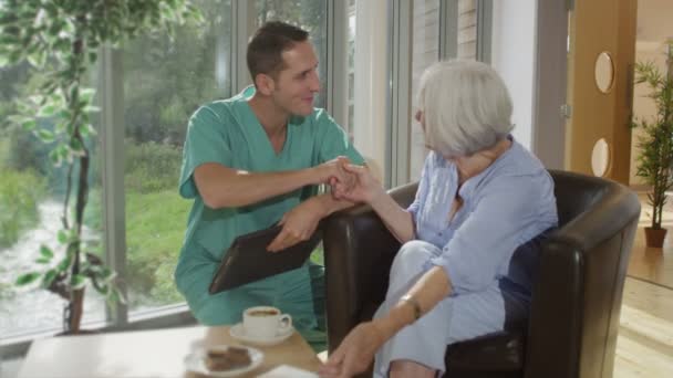 Nővér ad támogatást az idős beteg — Stock videók
