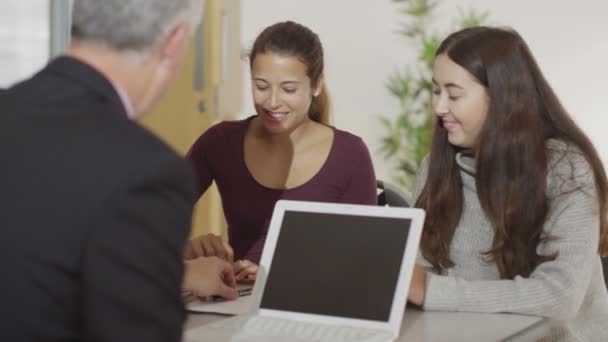 Mujeres en reunión con un asesor financiero — Vídeo de stock