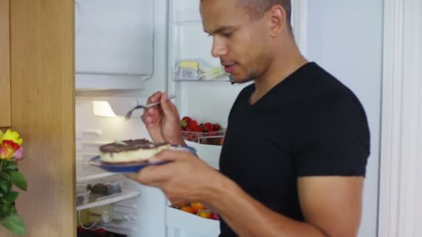 Homem faminto vai para a geladeira — Vídeo de Stock