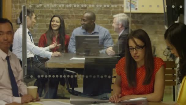 équipe d'affaires en réunion stratégique 