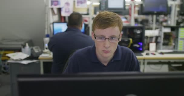 travailleurs travaillant sur les tests informatiques 