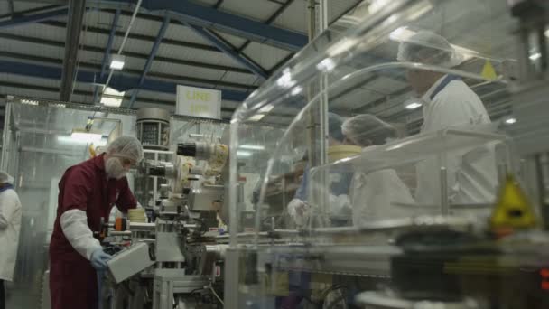 Arbeiter bedienen Produktionsmaschinen — Stockvideo