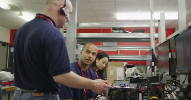 travailleurs travaillant sur les tests informatiques 