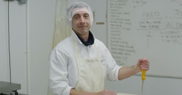 Werknemer in een seafood processing fabriek — Stockvideo