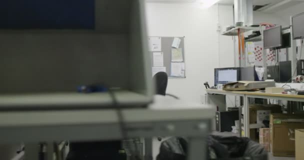 Arbeiter, die an Computertests arbeiten — Stockvideo