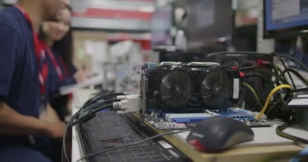 travailleurs travaillant sur les tests informatiques 