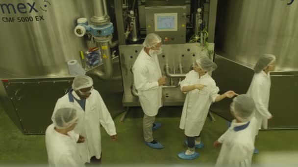 Lavoratori che controllano macchinari in fabbrica — Video Stock