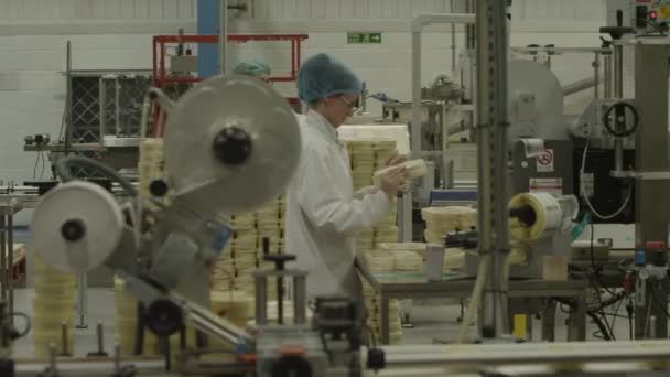 Arbeiter klebt Etiketten auf Produkte — Stockvideo